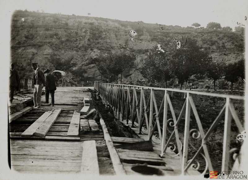 Puente sobre el río Gállego en Murillo incendiado el 25 de julio de 1916. Andén de aguas abajo parte del paso provisional a peatones